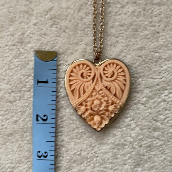 Cameo style Heart Shaped Pendant - Picture 4 of 5